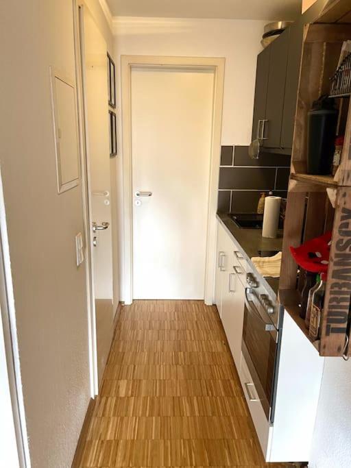 - Chilliges Zimmer In Dusseldorf Mit Balkon & Kuche; Big Tv And Bed - Eksteriør billede